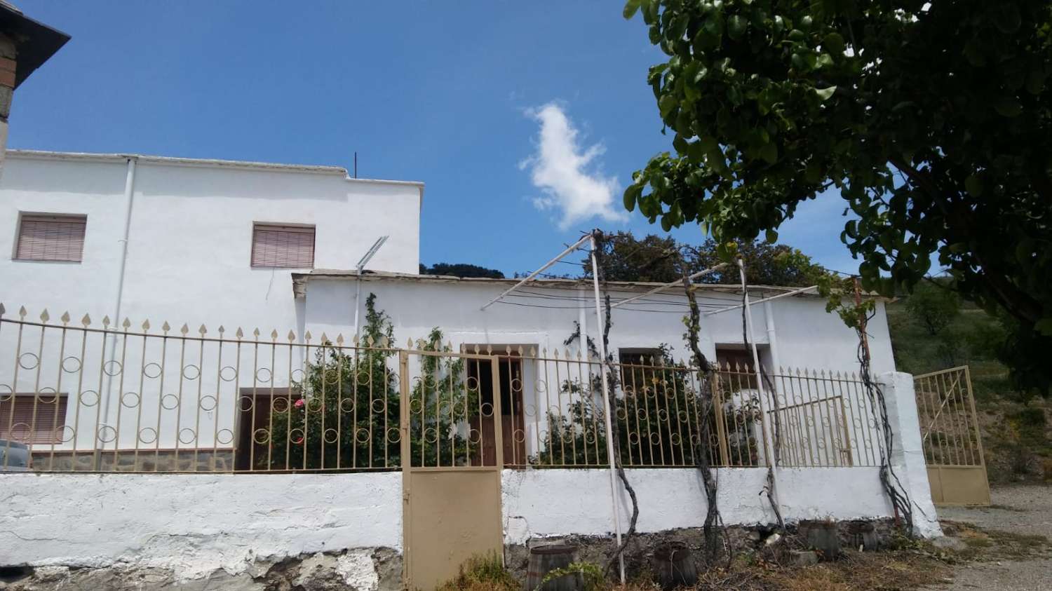 Renovated farmhouse with warehouse and views in Torvizcón, Granada