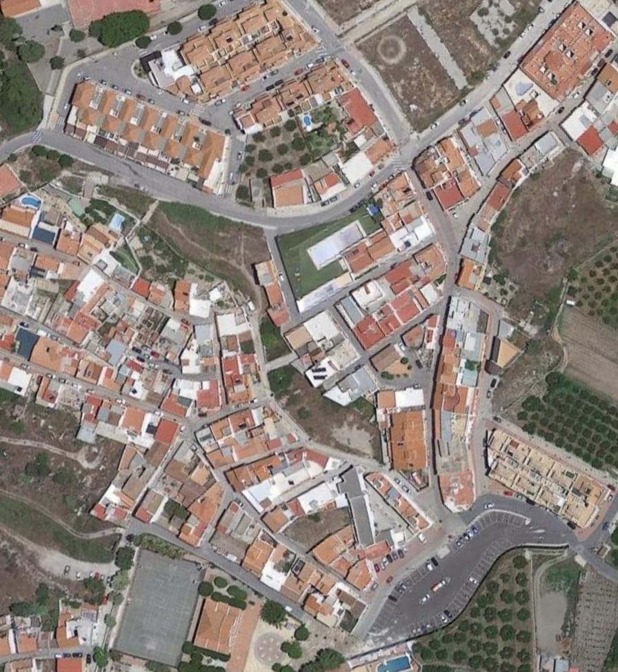 Urban plot for sale in the center of Lobres