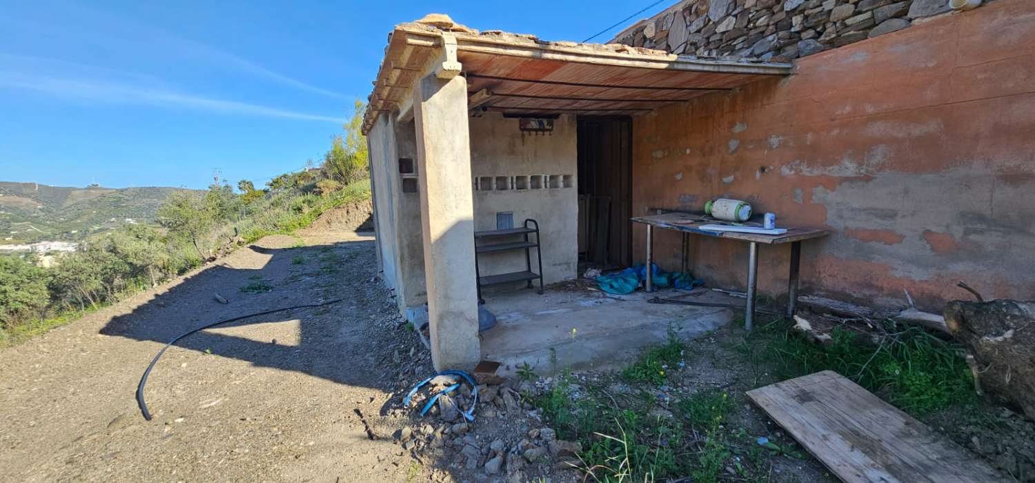 Sale of farmhouse with plot in Torrox