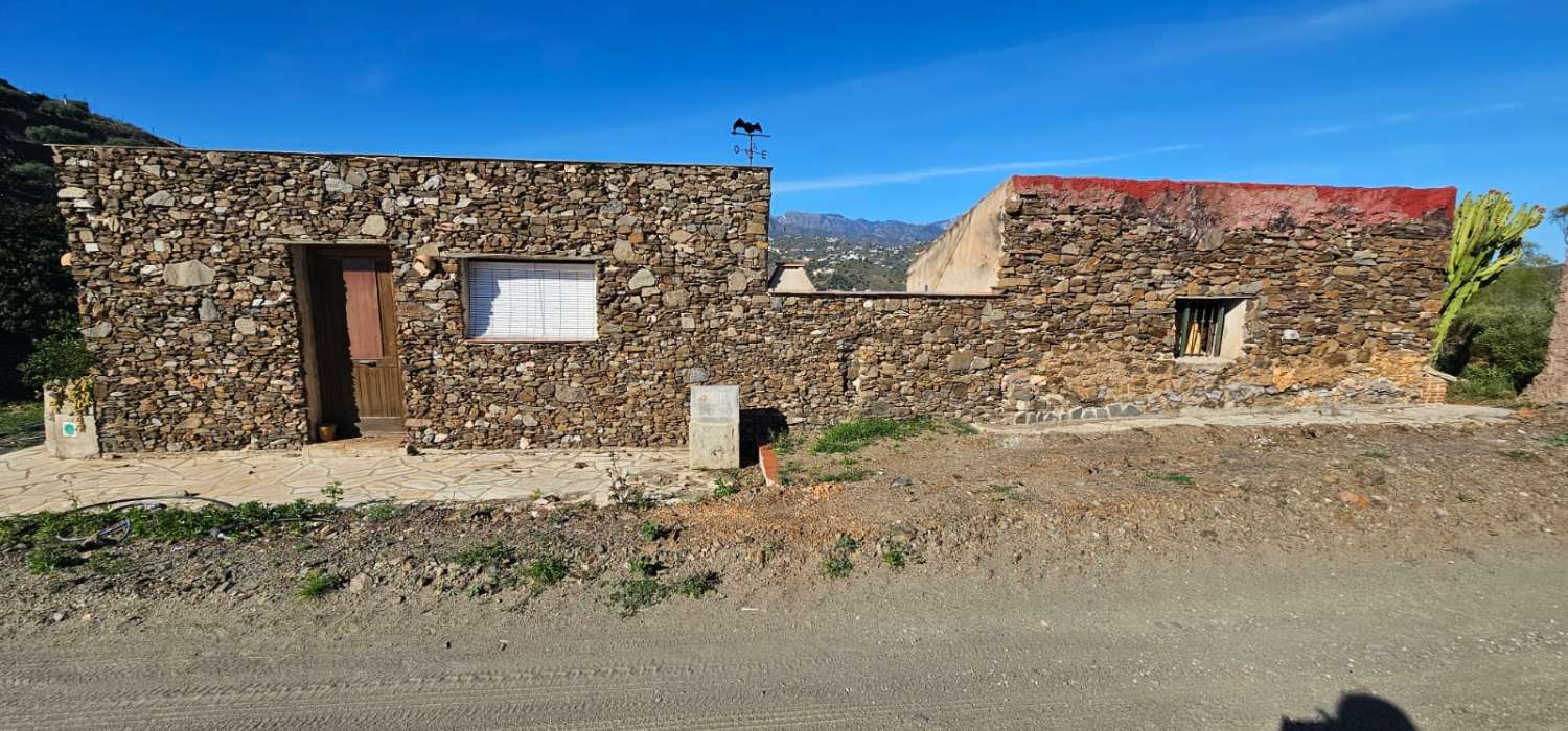 Sale of farmhouse with plot in Torrox