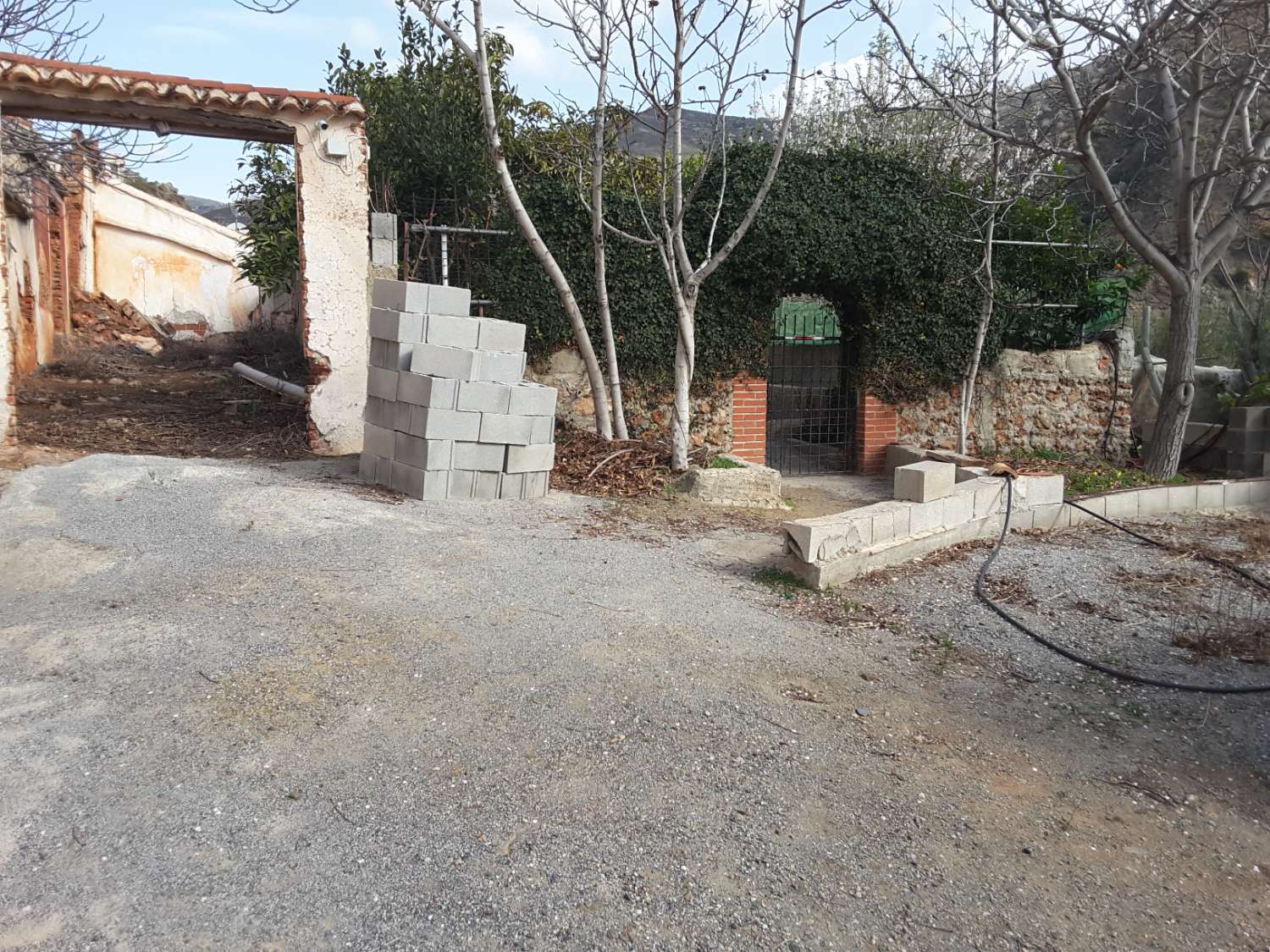 Cortijo and several ruins in rustic estates of 260,000 m2