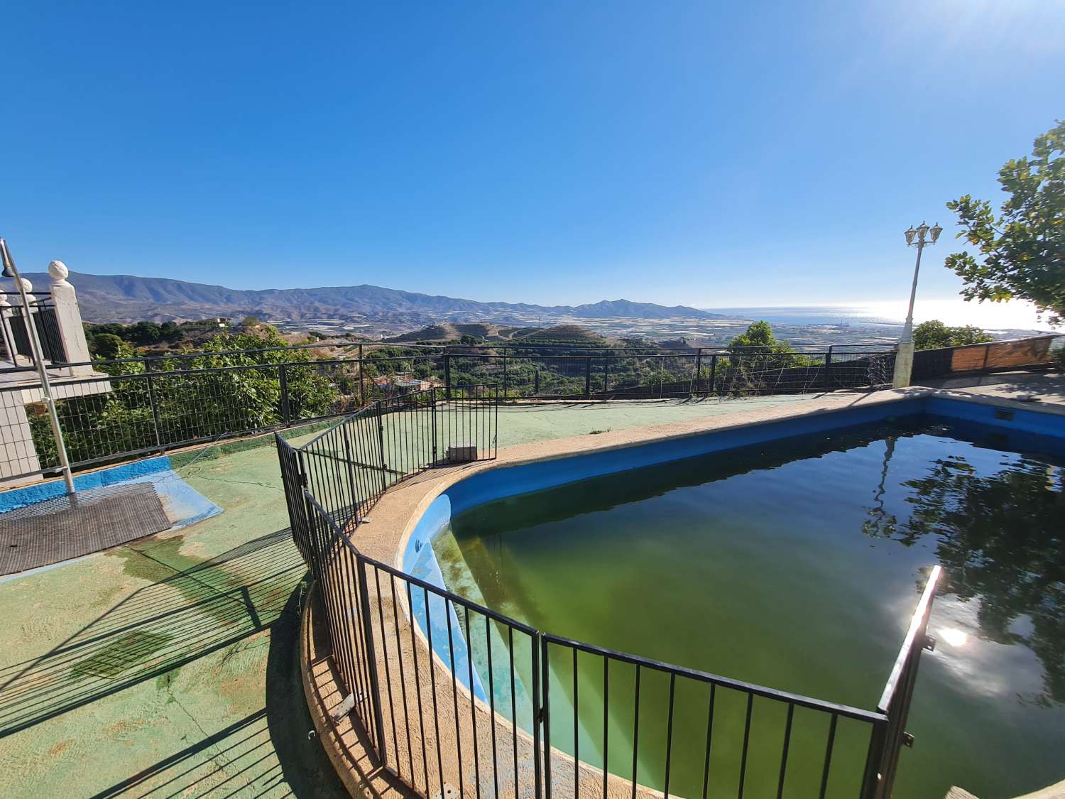 Cortijo con 1 Ha. (20 marjales) de terreno en producción en Motril