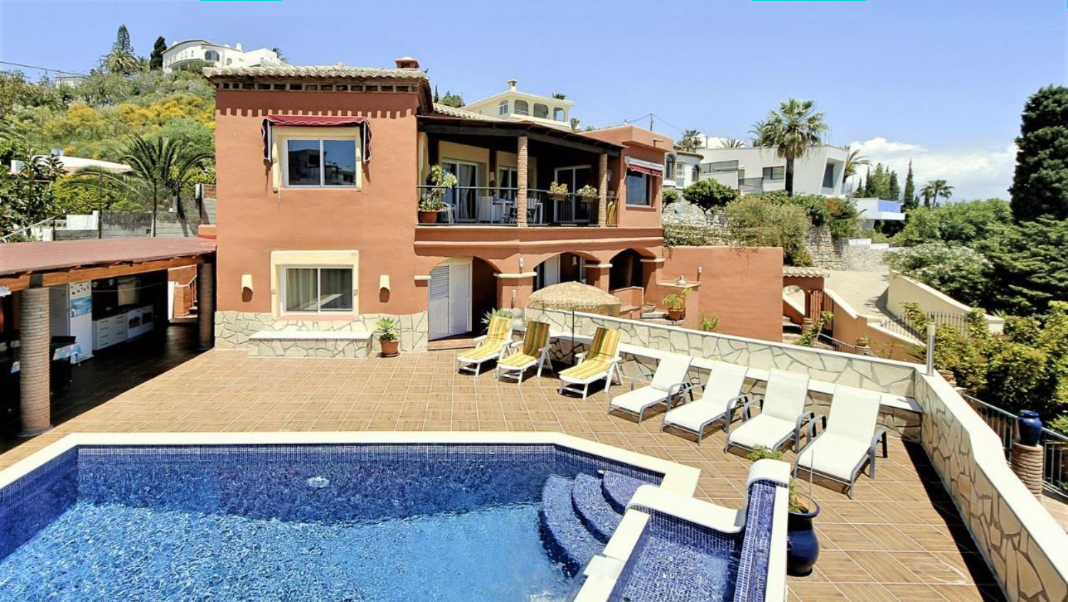 Luxury villa for sale in the Monte de Los Almendros urbanization in Salobreña