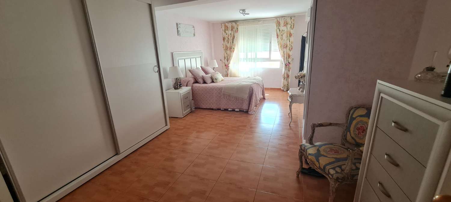 Se vende casa 4 dormitorios en Motril