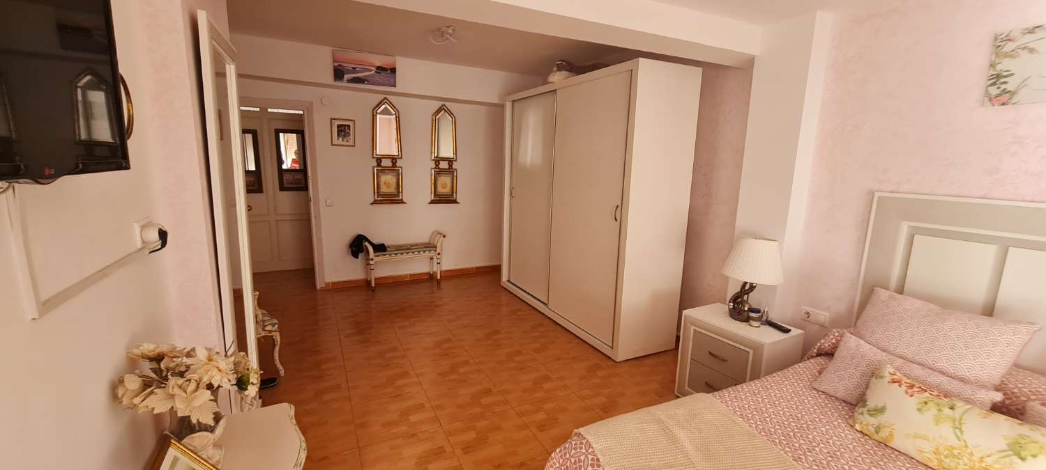 Se vende casa 4 dormitorios en Motril