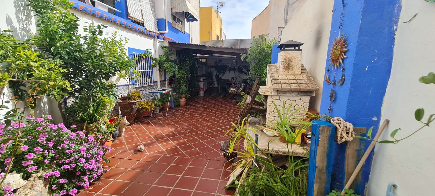 Se vende casa 4 dormitorios en Motril