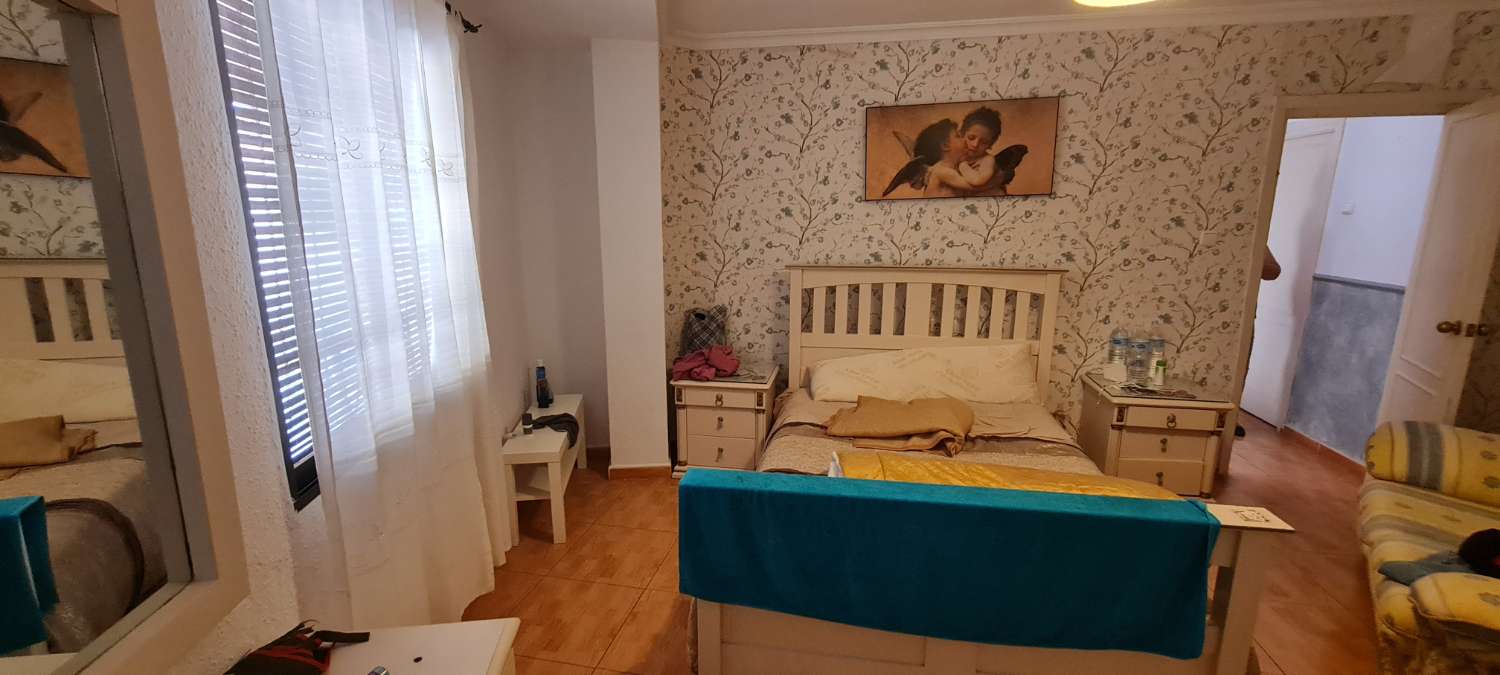 Se vende casa 4 dormitorios en Motril