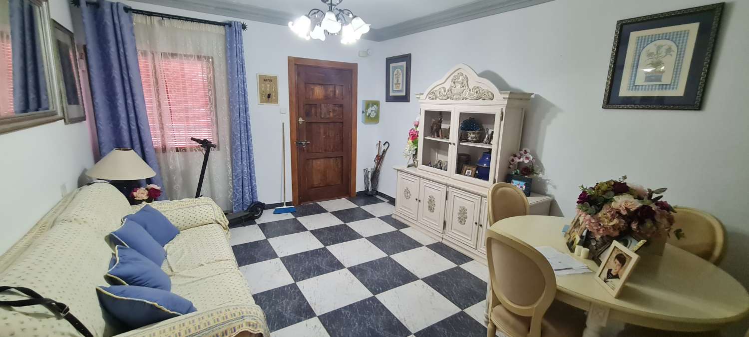 Se vende casa 4 dormitorios en Motril