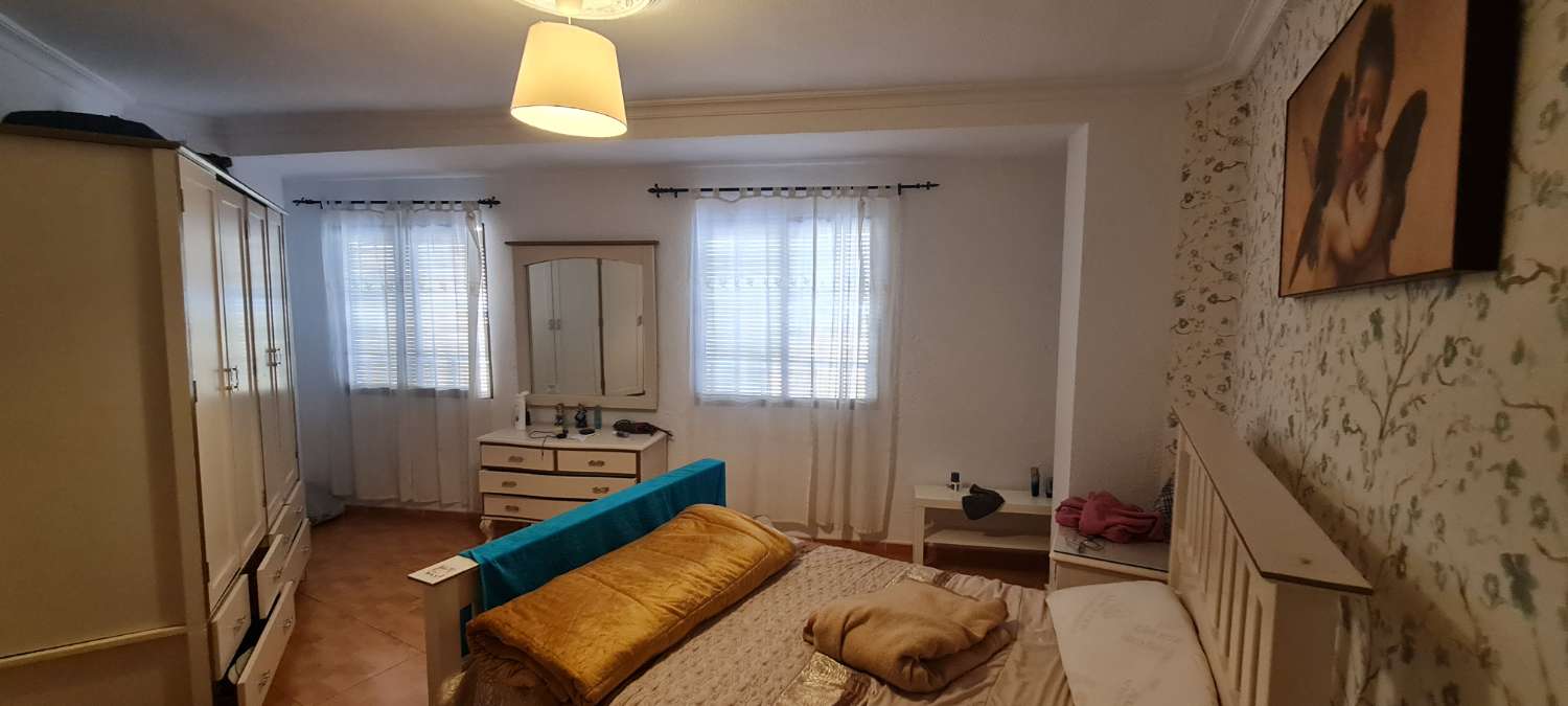 Se vende casa 4 dormitorios en Motril