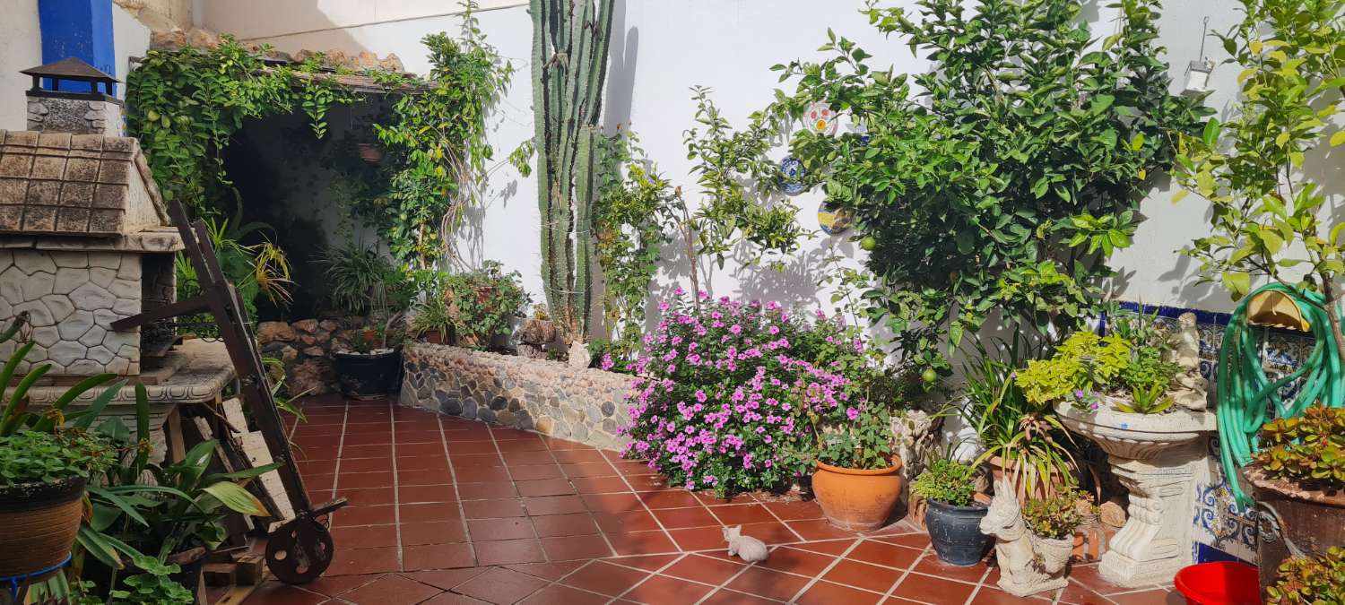 Se vende casa 4 dormitorios en Motril