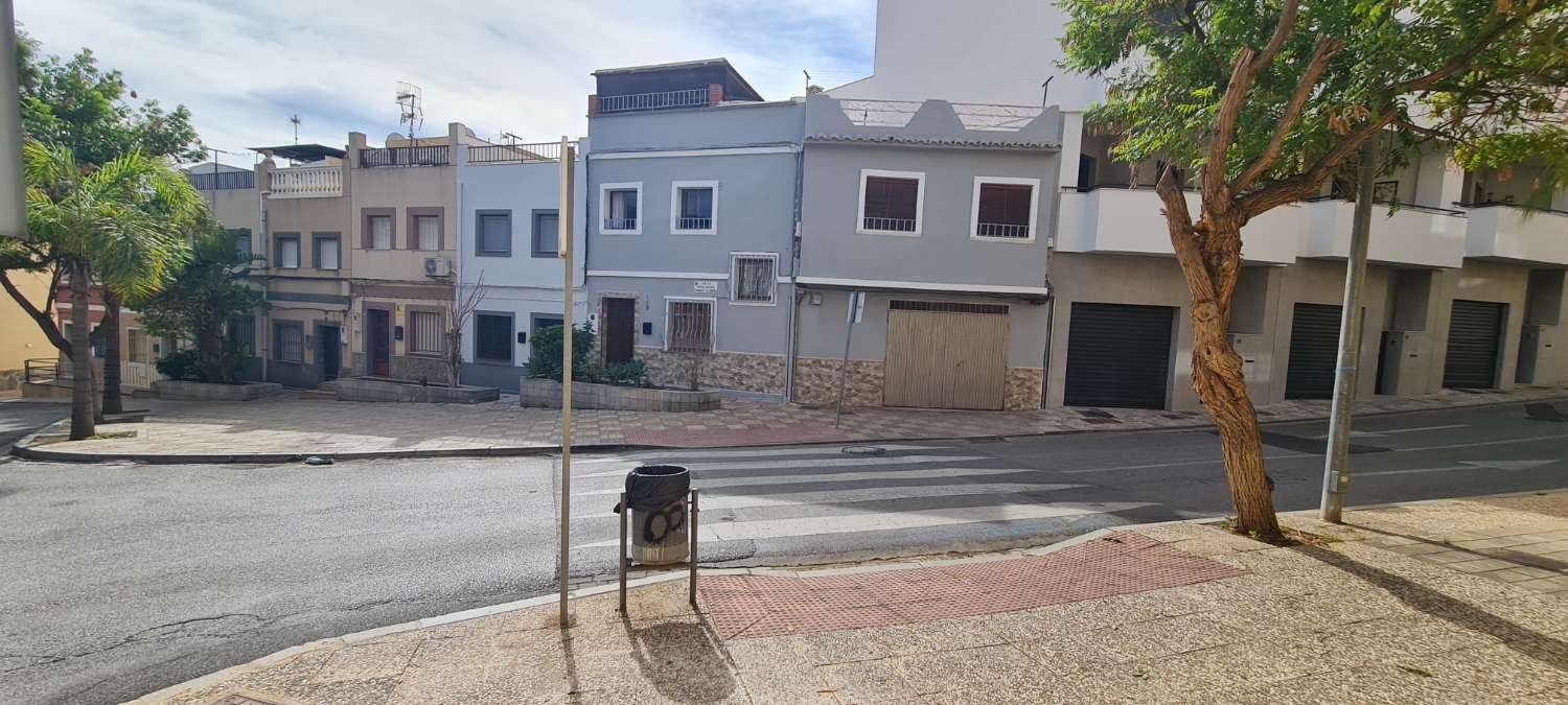 Se vende casa 4 dormitorios en Motril