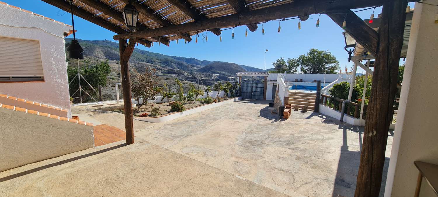 Se vende  cortijo con 4000 m² de terreno