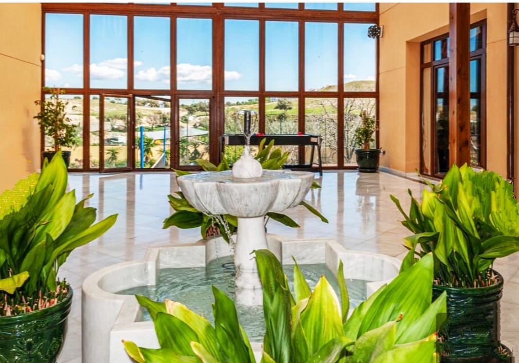 Luxurious Villa in Otura next to the golf course