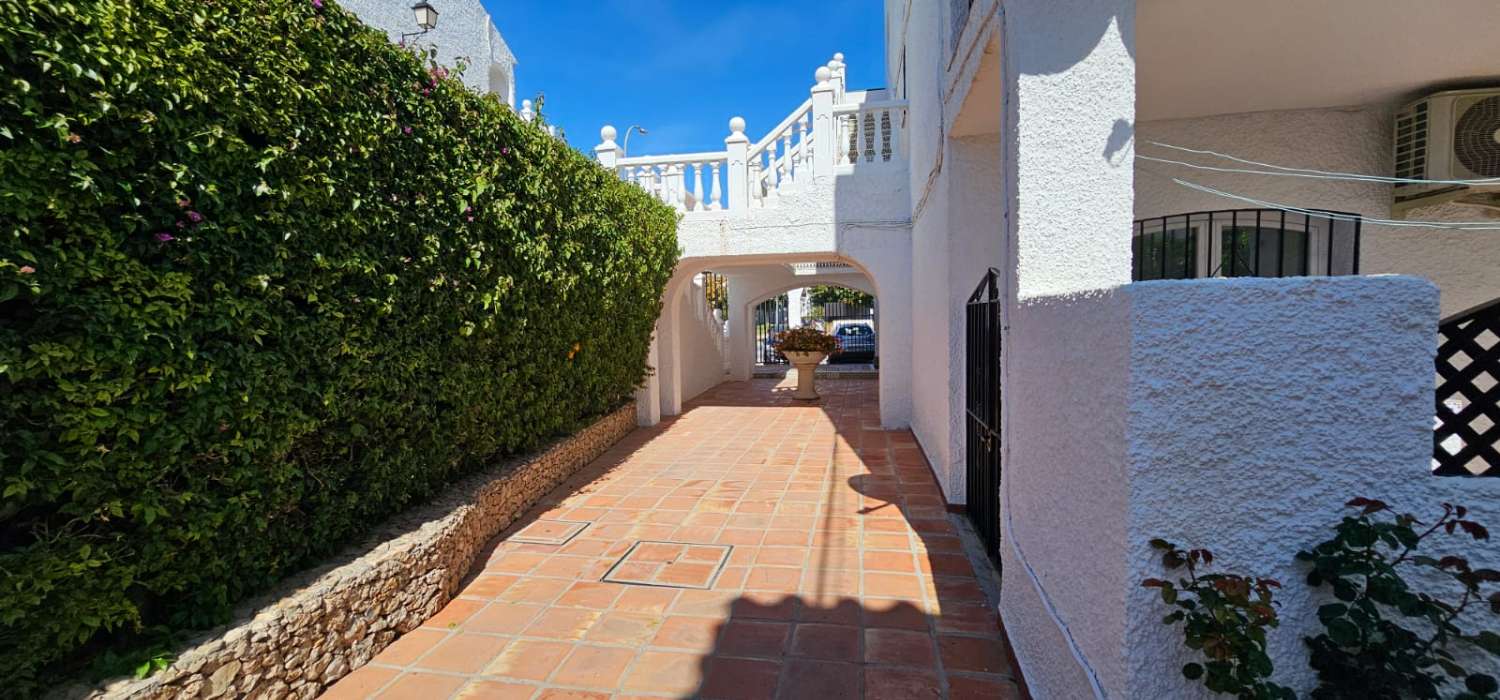 Casa adosada en urbanización privada en Nerja