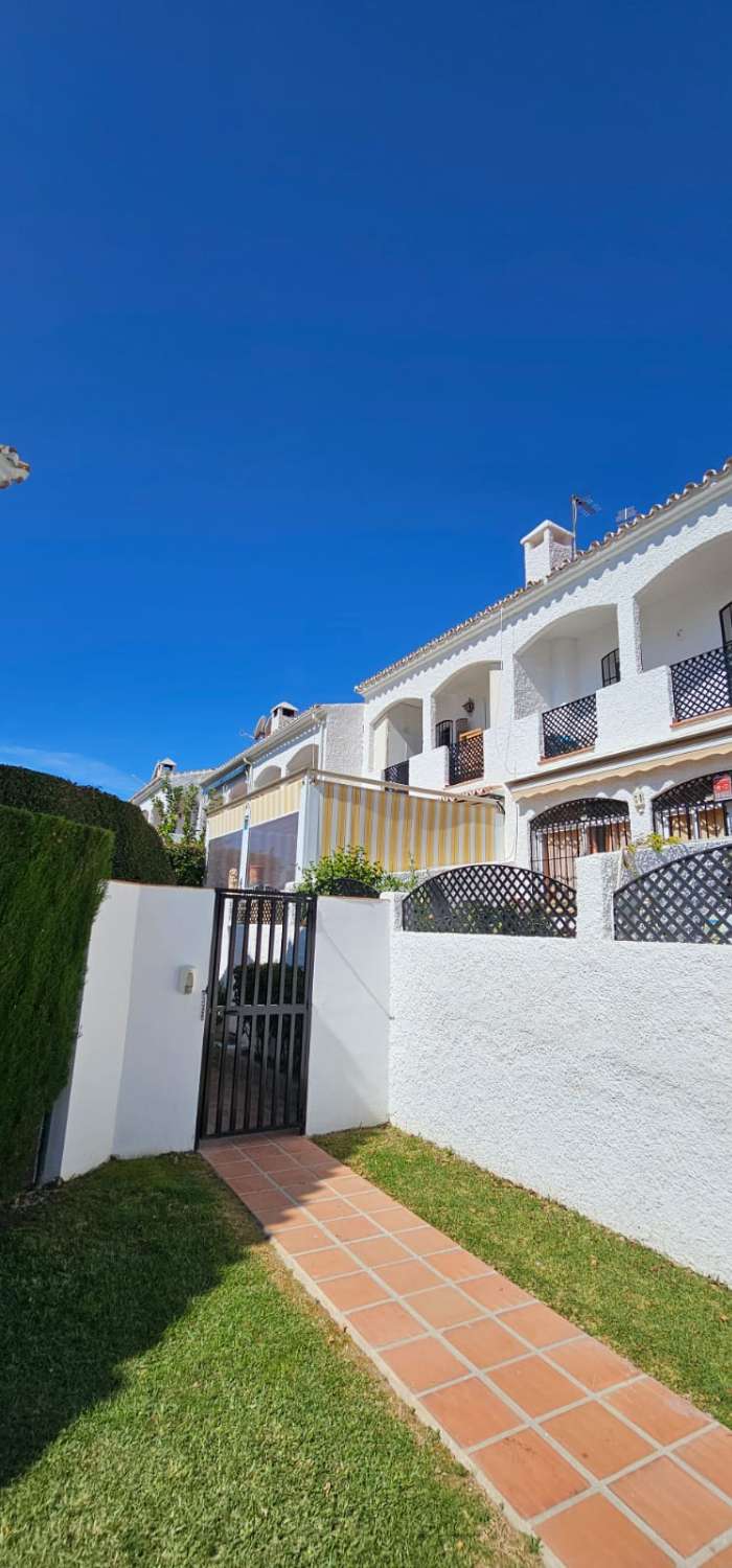 Casa adosada en urbanización privada en Nerja