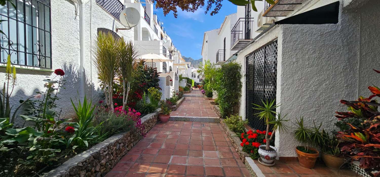 Casa adosada en urbanización privada en Nerja