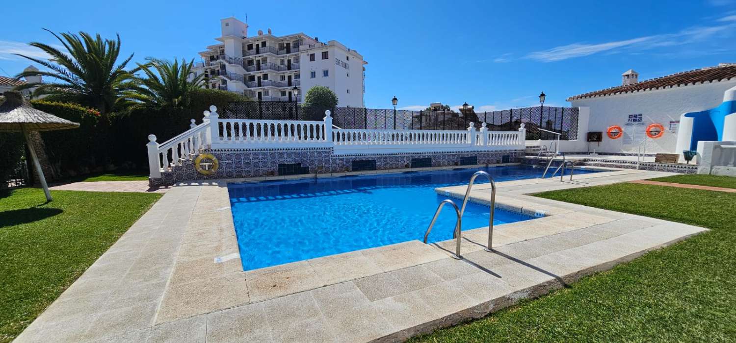 Casa adosada en urbanización privada en Nerja