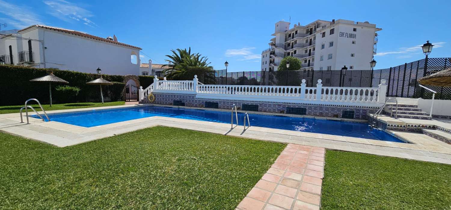 Casa adosada en urbanización privada en Nerja