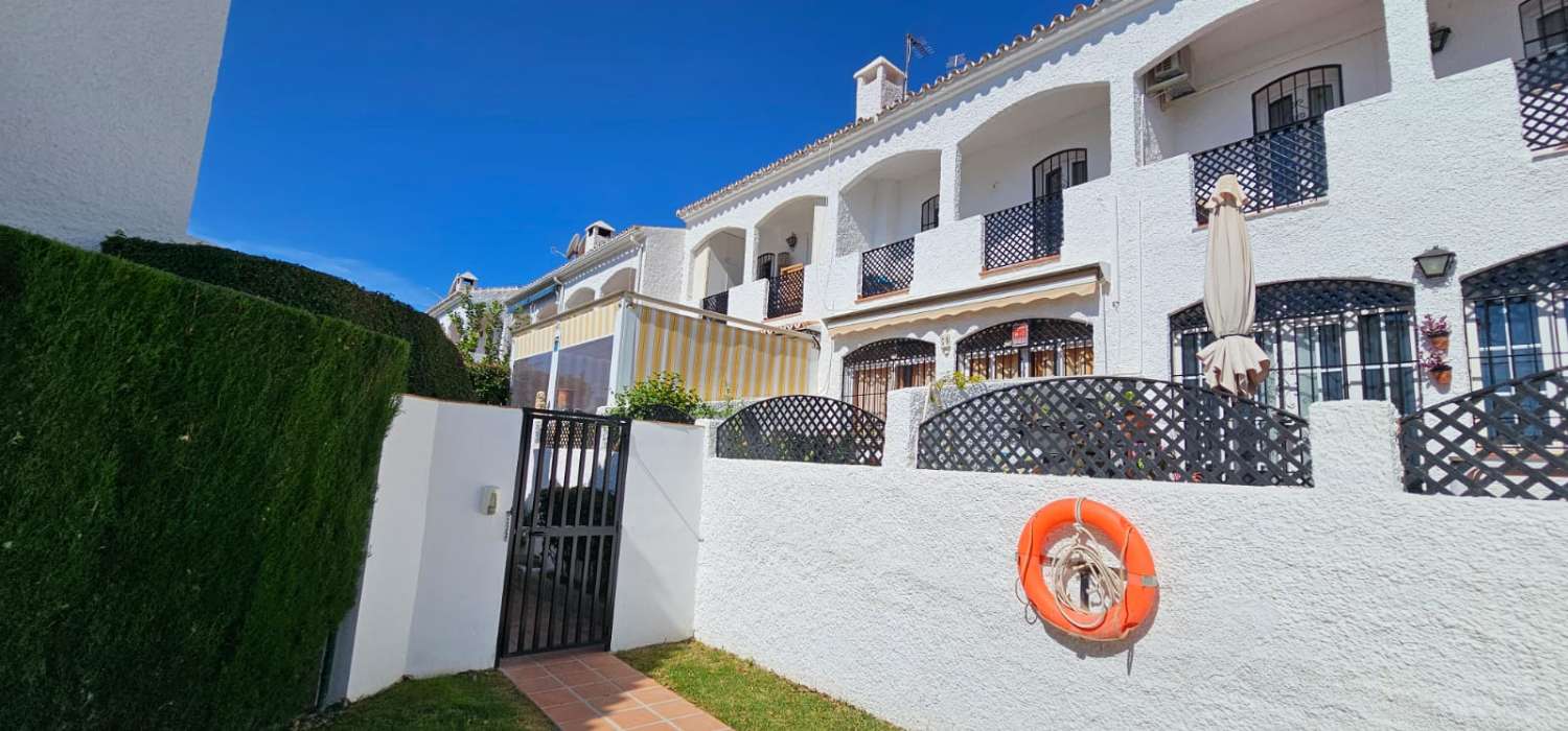 Casa adosada en urbanización privada en Nerja