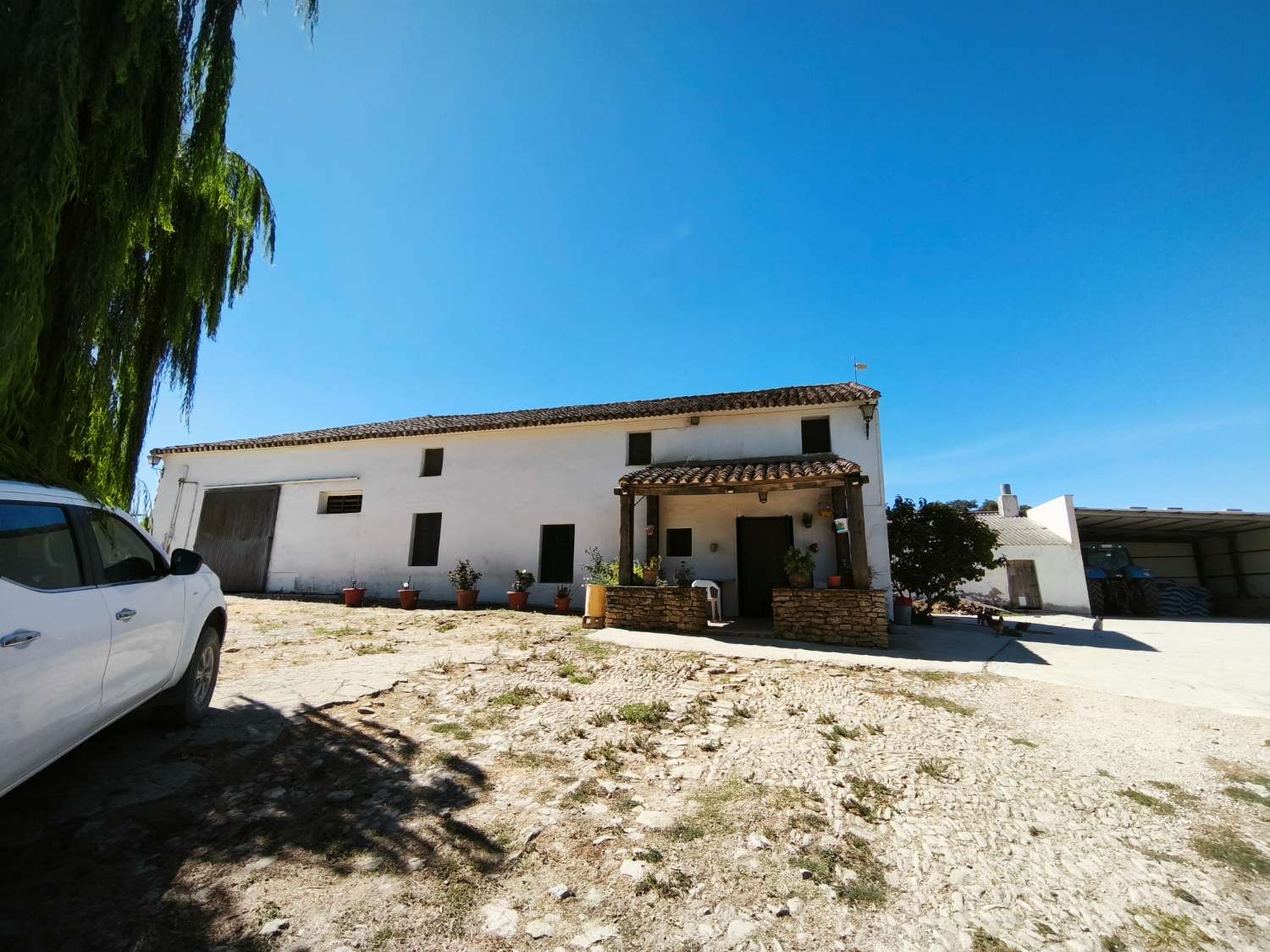 2 case coloniche (nuove e vecchie) e casa dei lavoratori su 33,75 ettari.