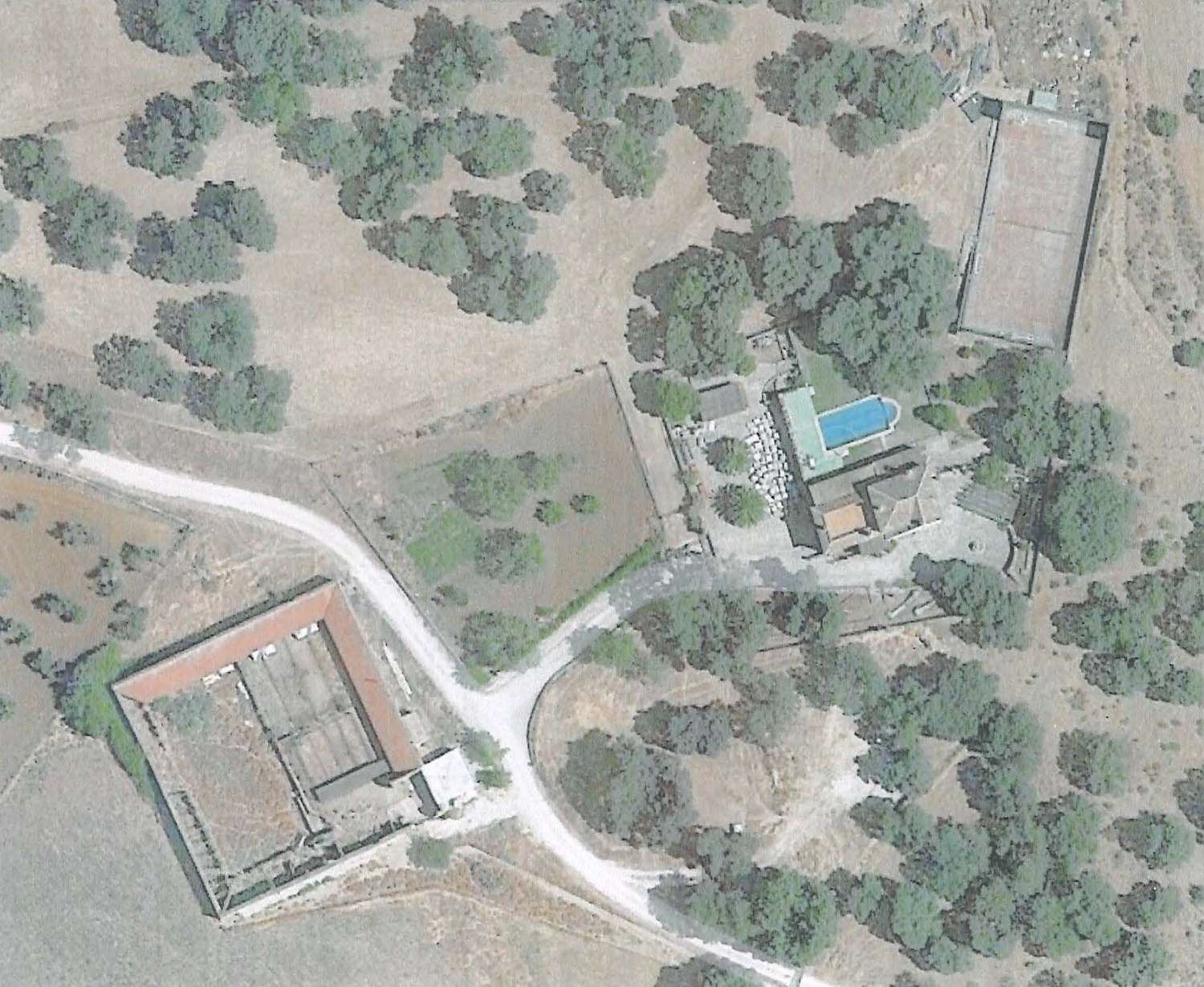 2 case coloniche (nuove e vecchie) e casa dei lavoratori su 33,75 ettari.