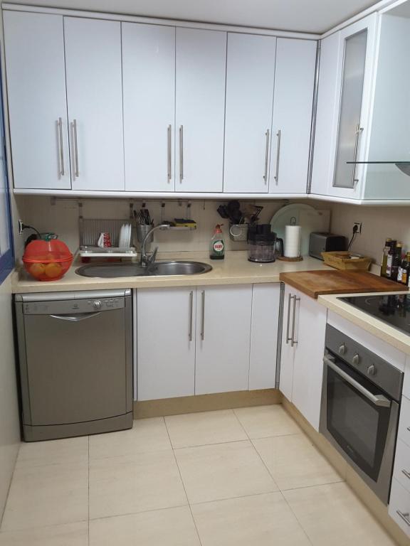 Lägenhet vid stranden med utsikt och pool