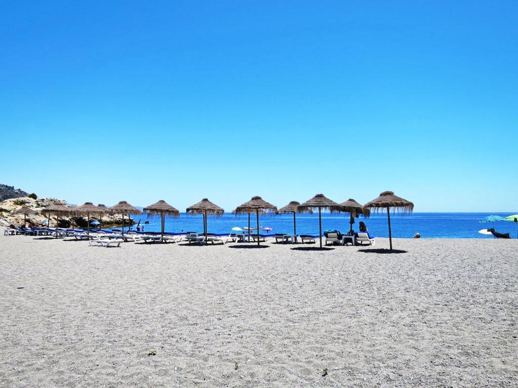 Lägenhet vid stranden med utsikt och pool