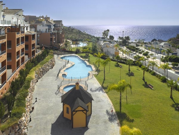 Lägenhet vid stranden med utsikt och pool