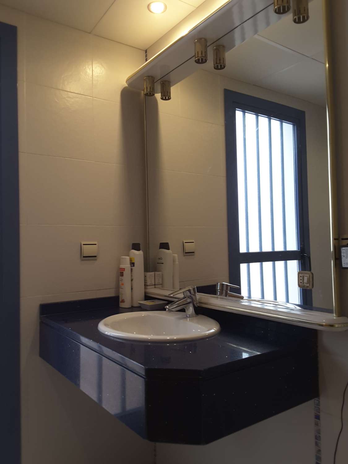 Lägenhet vid stranden med utsikt och pool