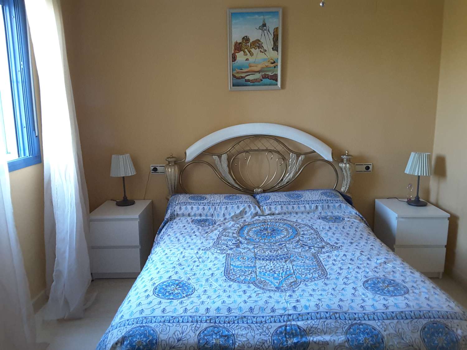 Lägenhet vid stranden med utsikt och pool