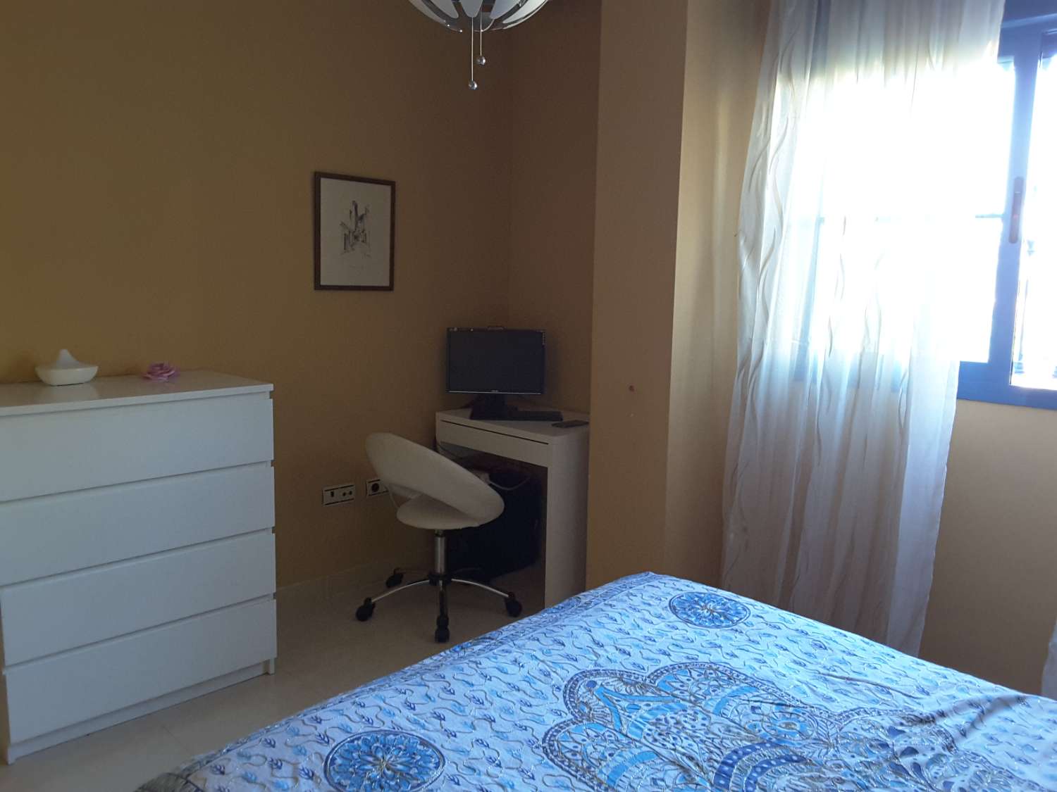 Lägenhet vid stranden med utsikt och pool