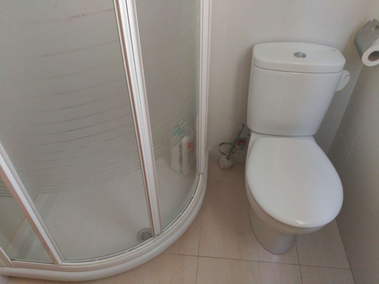 Lägenhet vid stranden med utsikt och pool