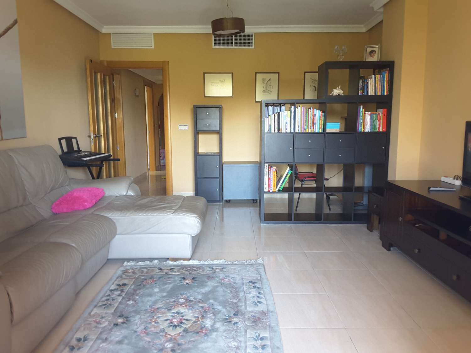 Lägenhet vid stranden med utsikt och pool