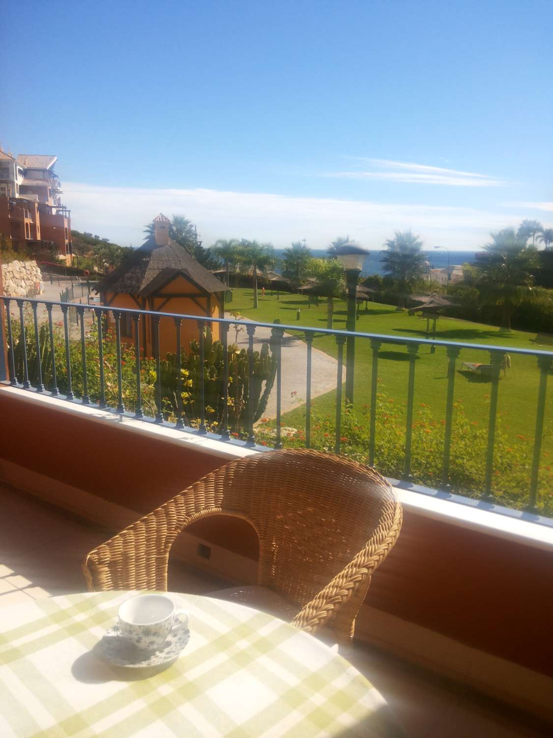 Lägenhet vid stranden med utsikt och pool