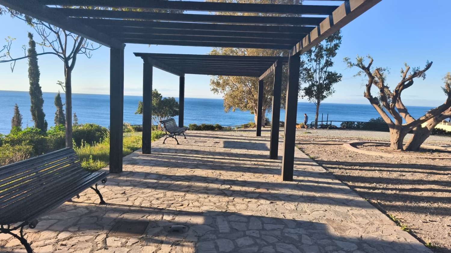 Lägenhet vid stranden med utsikt och pool