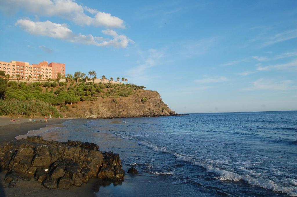 Lägenhet vid stranden med utsikt och pool