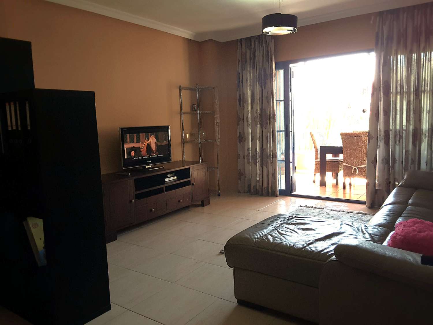 Lägenhet vid stranden med utsikt och pool