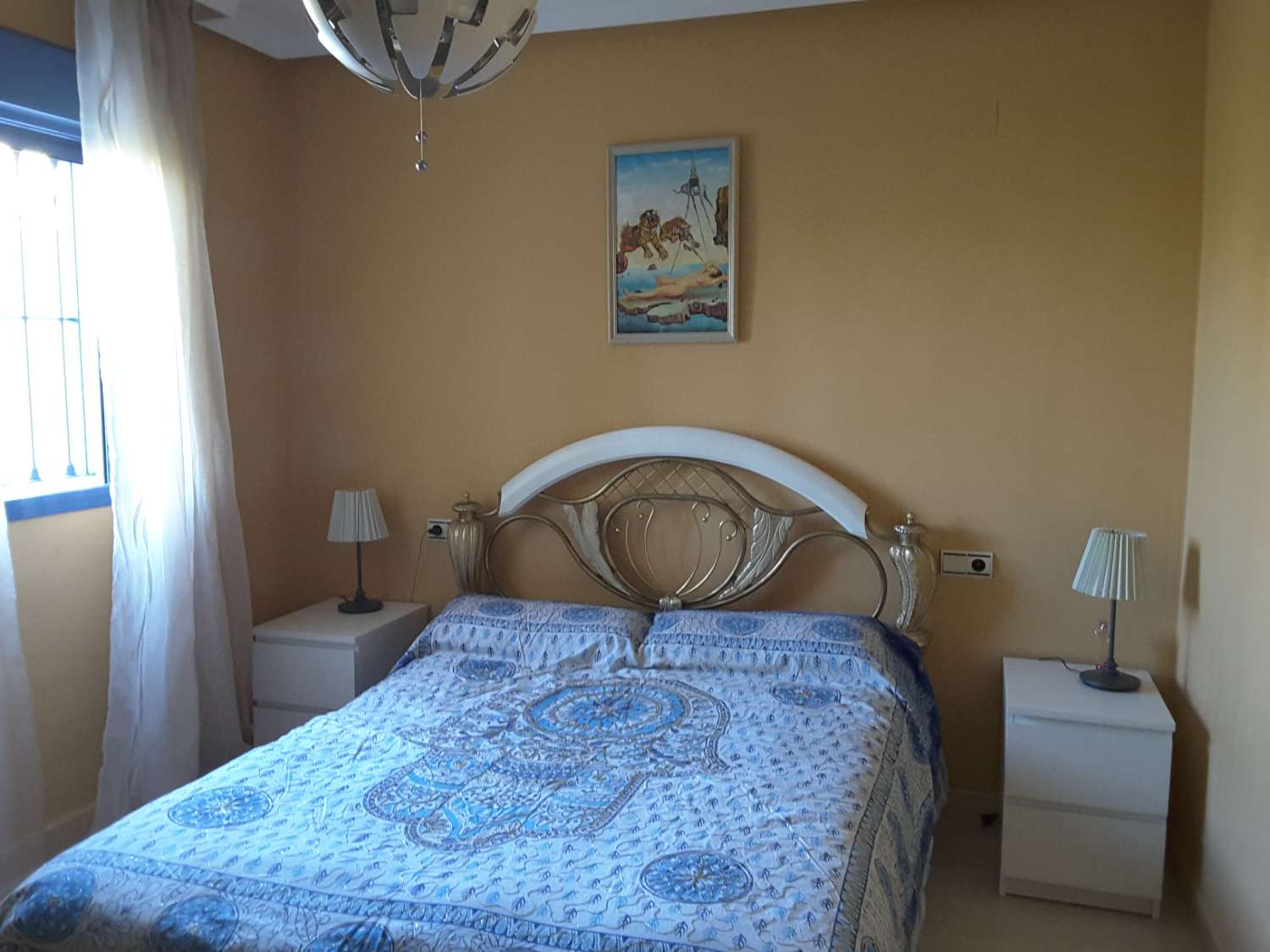 Lägenhet vid stranden med utsikt och pool