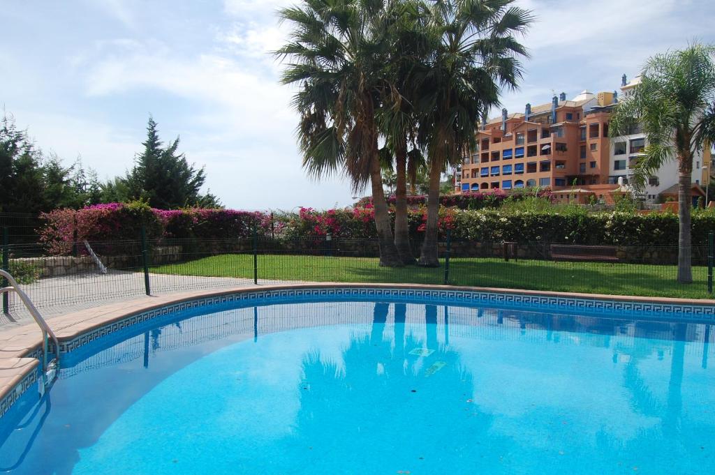 Lägenhet vid stranden med utsikt och pool