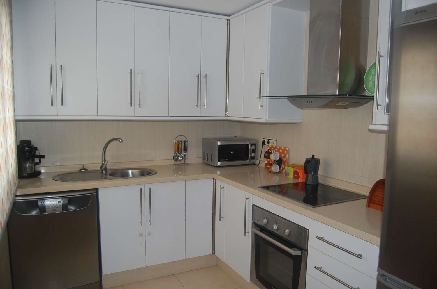 Lägenhet vid stranden med utsikt och pool