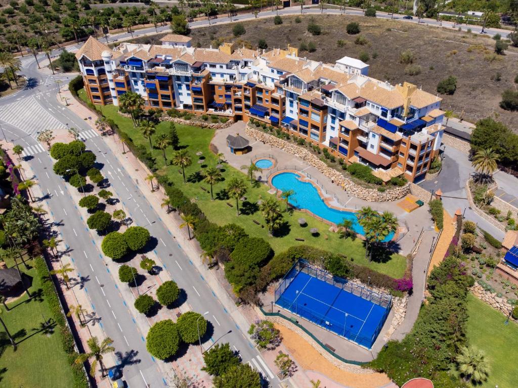 Lägenhet vid stranden med utsikt och pool