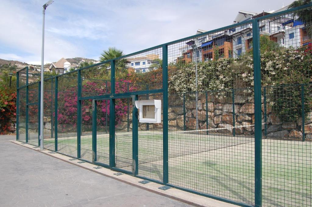 Lägenhet vid stranden med utsikt och pool