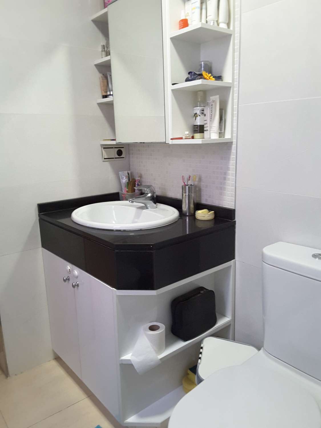 Lägenhet vid stranden med utsikt och pool