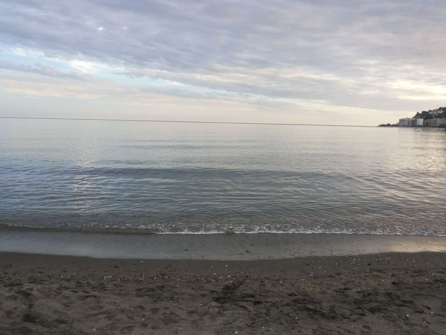 Lägenhet vid stranden med utsikt och pool
