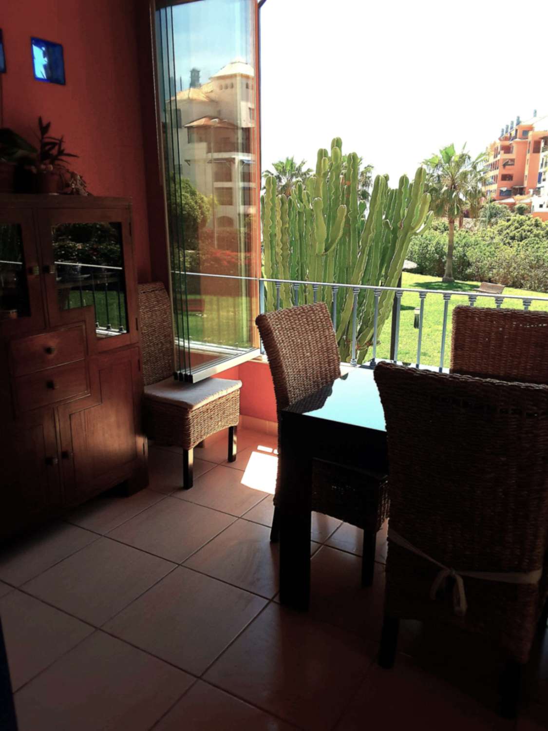 Lägenhet vid stranden med utsikt och pool