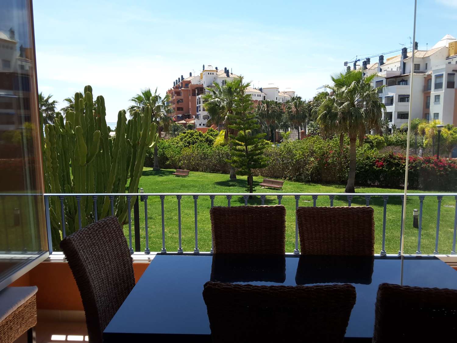 Lägenhet vid stranden med utsikt och pool