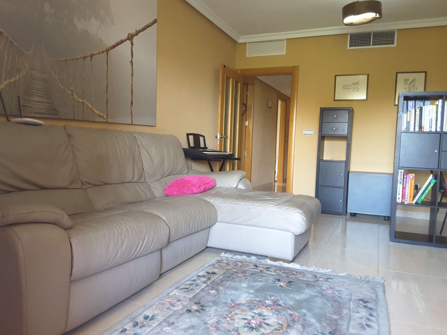 Lägenhet vid stranden med utsikt och pool