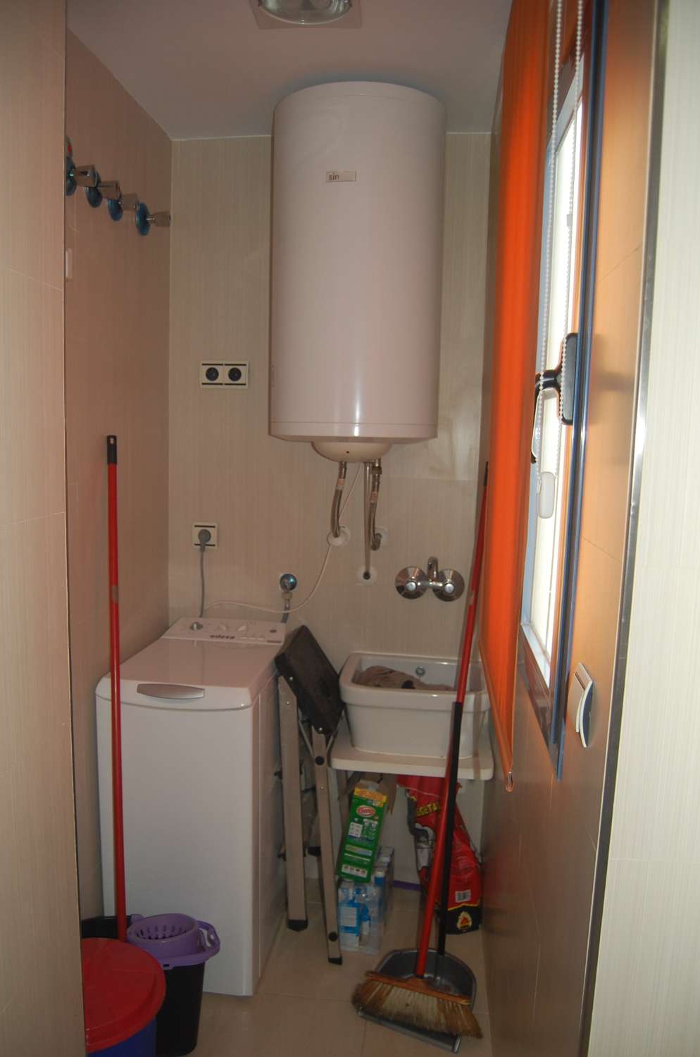 Lägenhet vid stranden med utsikt och pool