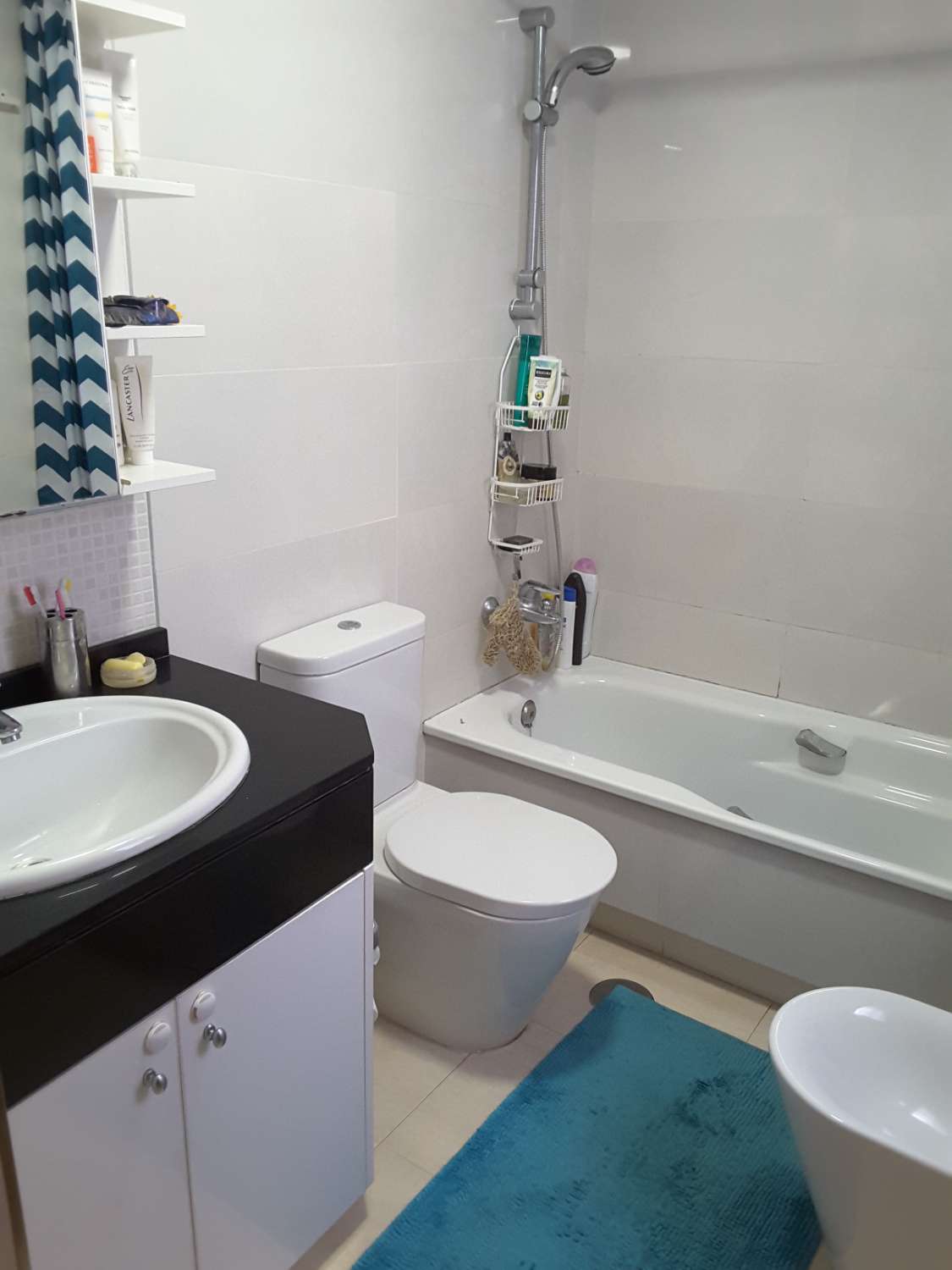 Lägenhet vid stranden med utsikt och pool