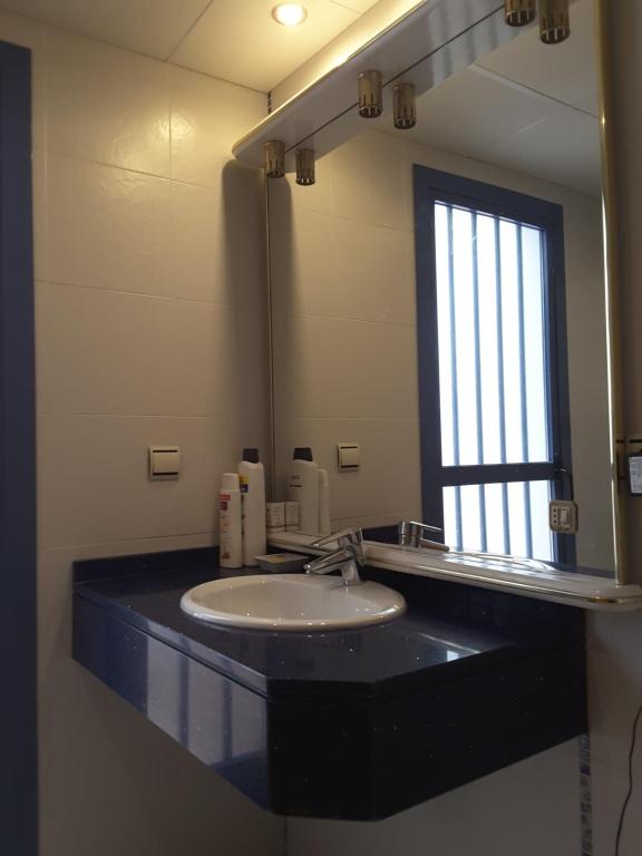 Lägenhet vid stranden med utsikt och pool